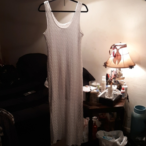 APT 9 WHITE GOWN - Picture 2 of 4